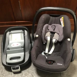 Baby Pebble Maxi Cosy Iso Fix Base & car Seat