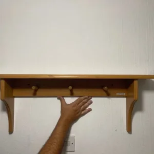Aspace solid wood wall shelf with hangers - Image 3