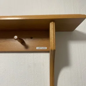 Aspace solid wood wall shelf with hangers - Image 4