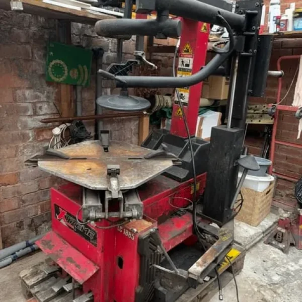 Extreme 1885 tyre changing machine