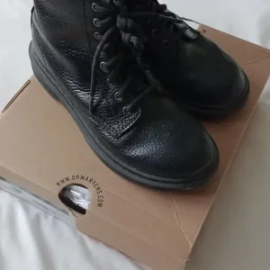 Kids size 2 Dr Martens boots black - Image 2