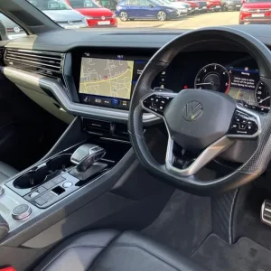 2022 Volkswagen Touareg V6 Black Edition - Image 6