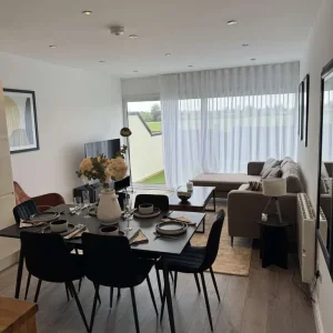 Modern double room in a family home - Image 2