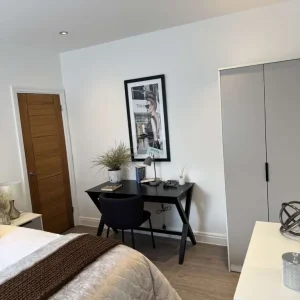 Modern double room in a family home - Image 4