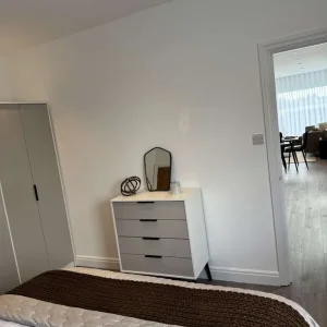 Modern double room in a family home - Image 5