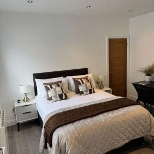 Modern double room in a family home - Image 6