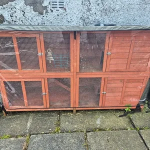 Maple Manor rabbit hutch with cover - Image 2