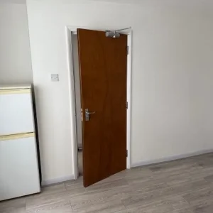Newly Redecorated 3-Bed HMO with Private Showers and Garden - Image 2