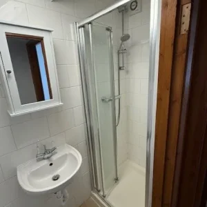 Newly Redecorated 3-Bed HMO with Private Showers and Garden - Image 4