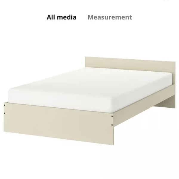 Double bed with two bedside tables and lamps