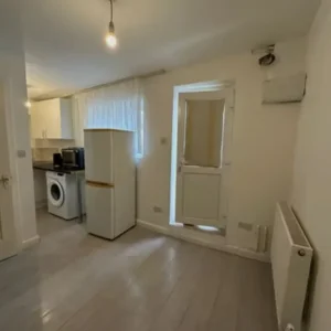 Studio flat in a quiet area - Image 2