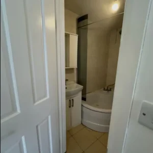 Studio flat in a quiet area - Image 3