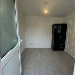 Studio flat in a quiet area - Image 4