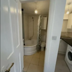 Studio flat in a quiet area - Image 5