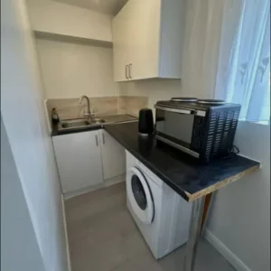 Studio flat in a quiet area - Image 6