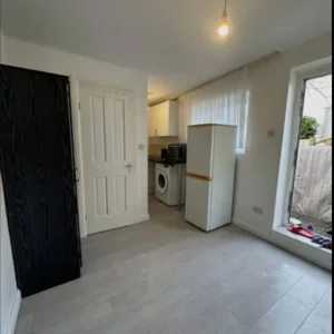 Studio flat in a quiet area - Image 8