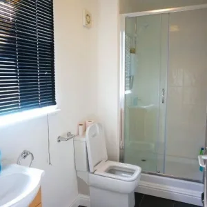 Double Room Available - Image 6