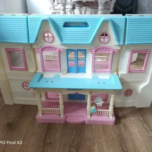 Vintage dolls house
