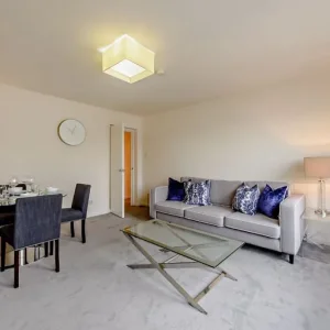 Two-bedroom flat on Fulham Road, third floor - Image 2