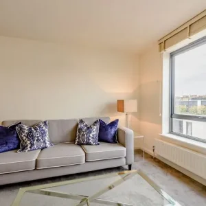 Two-bedroom flat on Fulham Road, third floor - Image 3