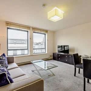 Two-bedroom flat on Fulham Road, third floor - Image 4