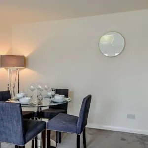 Two-bedroom flat on Fulham Road, third floor - Image 5