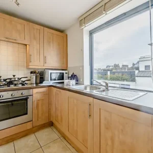 Two-bedroom flat on Fulham Road, third floor - Image 6
