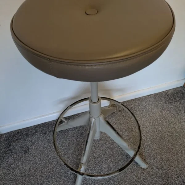 Industrial-Style Swivel Stool – Height Adjustable