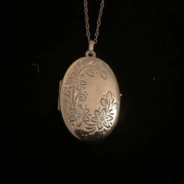 9ct yellow gold locket