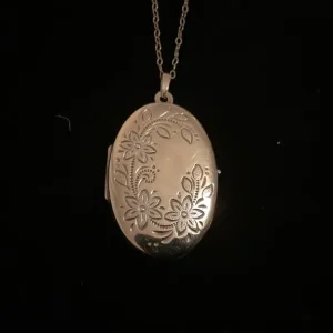 9ct yellow gold locket