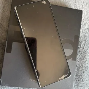 Samsung Galaxy Z Fold 4 512GB unlocked, inside screen issue - Image 2