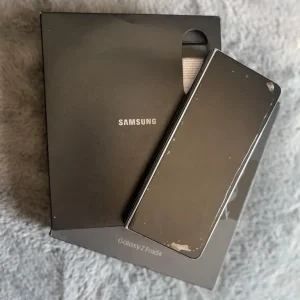 Samsung Galaxy Z Fold 4 512GB unlocked, inside screen issue - Image 3