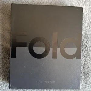 Samsung Galaxy Z Fold 4 512GB unlocked, inside screen issue - Image 4