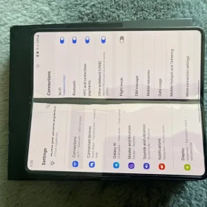 Samsung Galaxy Z Fold 4 512GB unlocked, inside screen issue - Image 6