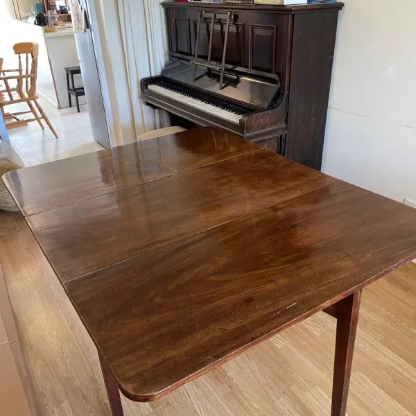 Mahogany dining table (19th century)