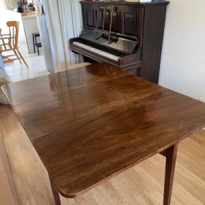 Mahogany dining table (19th century)