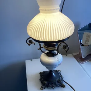 Oil lamp style electric light