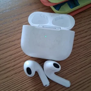 Earbuds with charger - Image 2