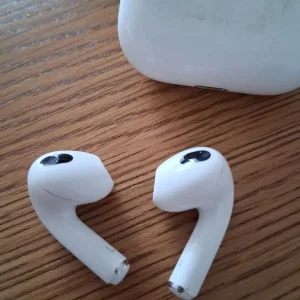Earbuds with charger - Image 3
