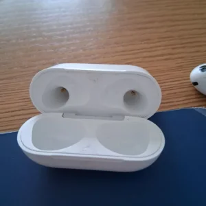 Earbuds with charger - Image 4