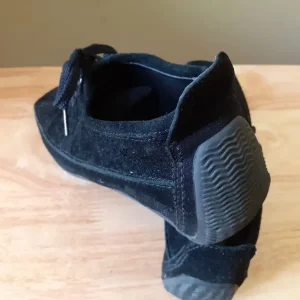 Black velvet shoes size 5 - Image 2