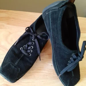 Black velvet shoes size 5 - Image 3
