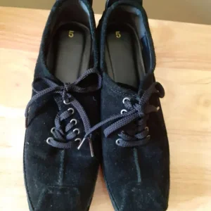 Black velvet shoes size 5