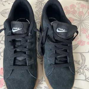 Nike trainers UK size 5