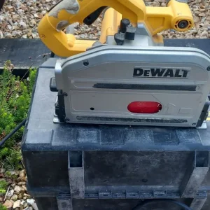 Dewalt 110 plunge saw with tracks - Image 2