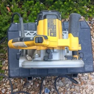 Dewalt 110 plunge saw with tracks - Image 4