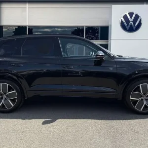 2025 Volkswagen Touareg 3.0 V6 TDI 4Motion 286 Black Edition - Image 3