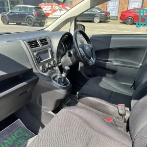 2011 Toyota Verso 1.33 Dual VVT-i T Spirit MPV 5-door petrol manual - Image 2