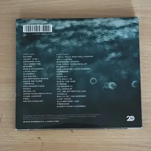 Robbie Williams Greatest Hits 1990-2010 2CD Album - Image 5
