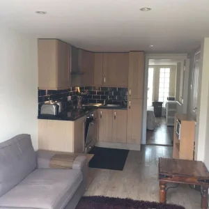 One double bedroom flat with garden and parking - Image 2
